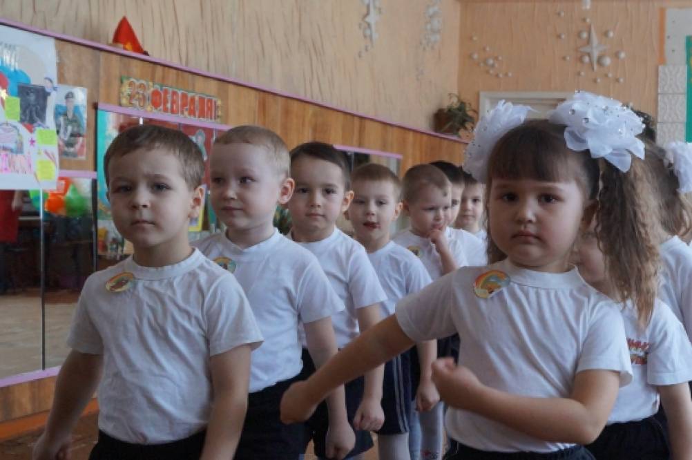 Праздничное спортивное развлечение к 23 февраля в средней группе Фото Праздничное спортивное развлечение к 23 февраля в средней группе
