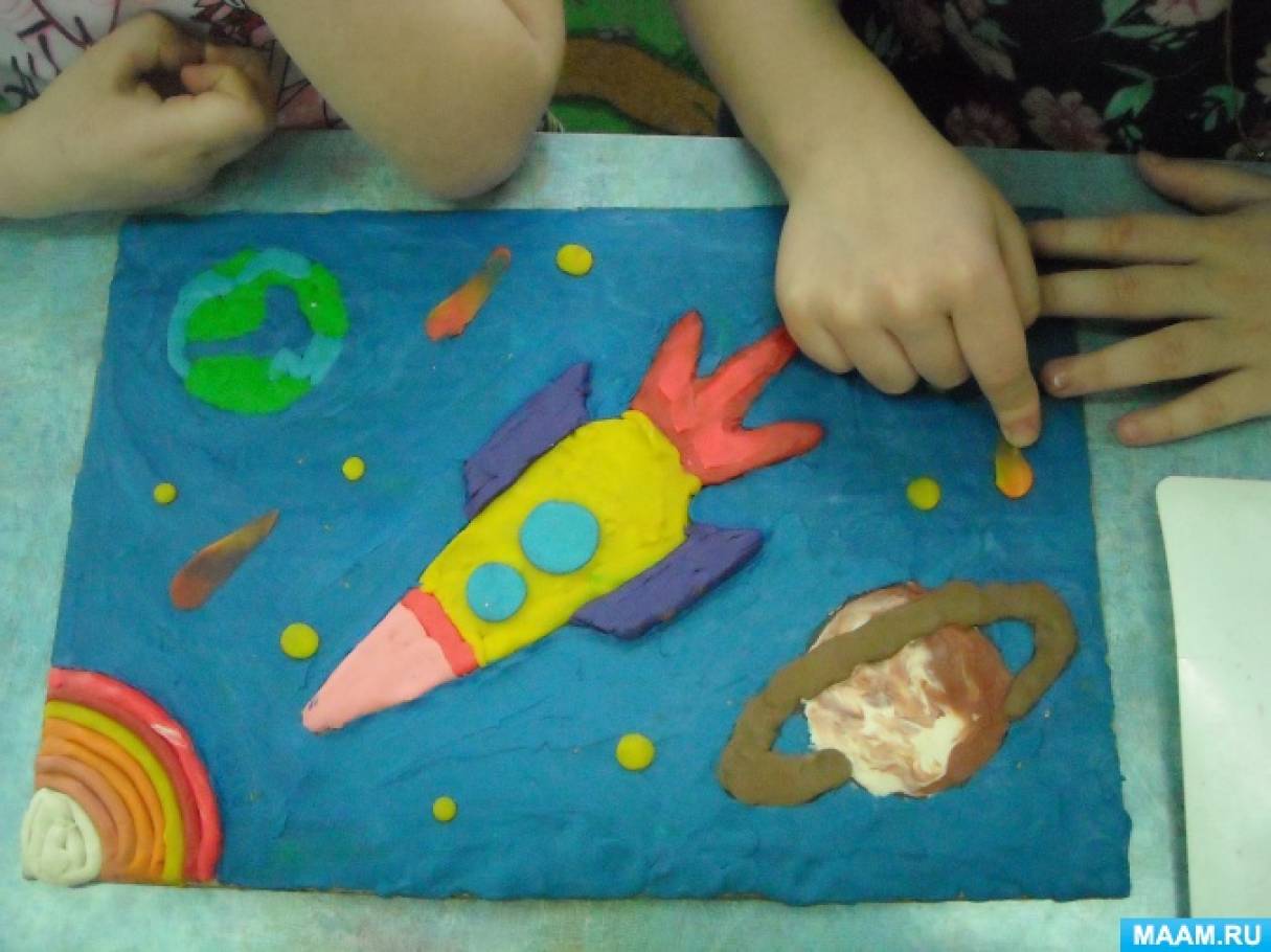 День космонавтики пластилином. Поделка из пластилина космос. Лепка на тему космонавтики. Пластилинография в детском саду космос. Лепка ко Дню космонавтики в старшей группе.