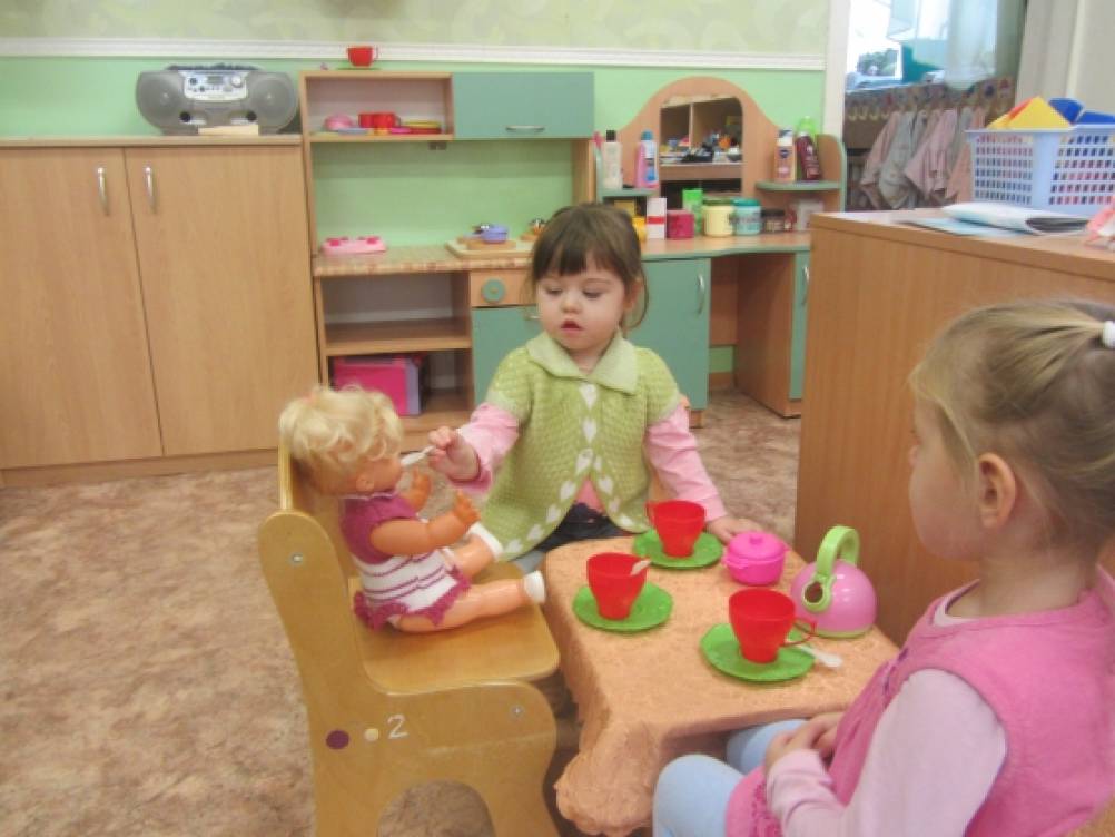 Сюжетно ролевые игры для детей. Игры про семью в детском саду. Сюжетные игры в 1 младшей. Сюжетные игры в первой младшей группе. Сюжетные игрушки для детей раннего возраста.