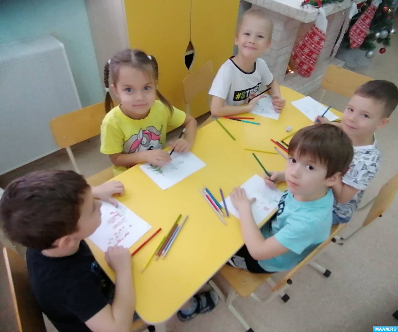 Фотоотчет о рисовании новогодней украшенной ёлки в подготовительной к ...