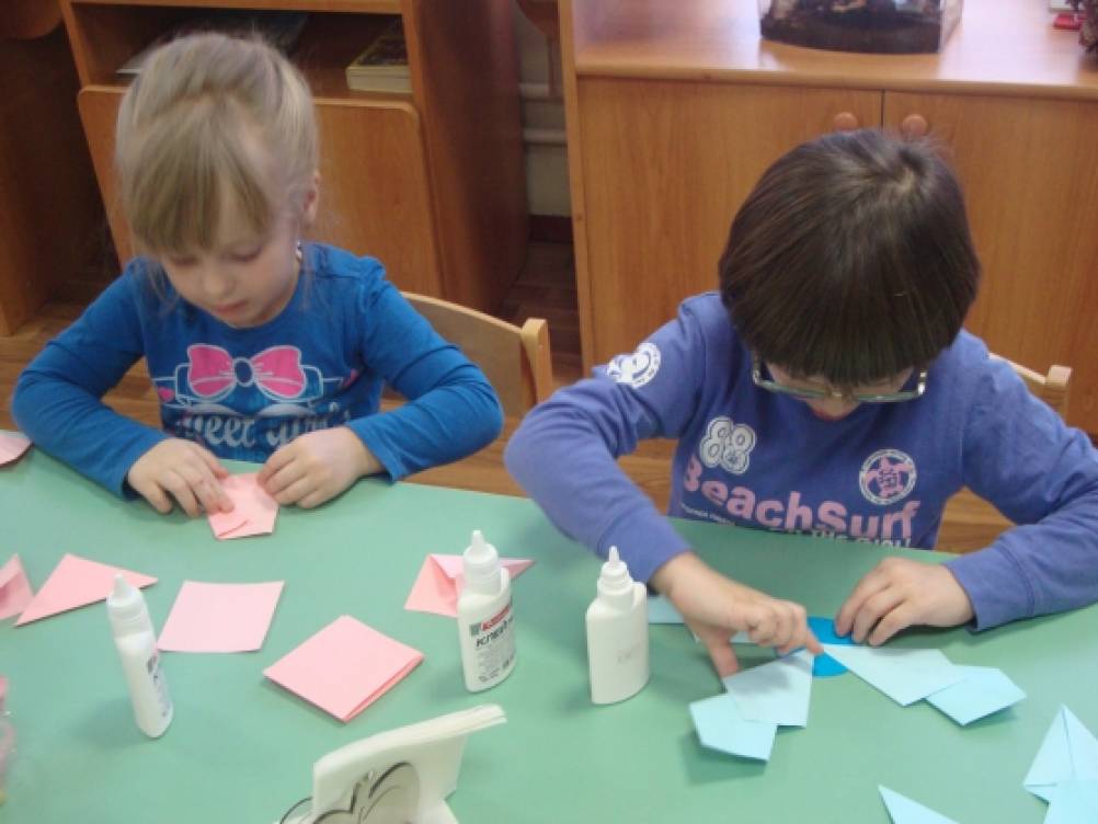 Познание подготовительная группа конспекты занятий. Конструирование из бумаги в подготовительной группе. Оригами в подготовительной группе. Дети конструируют из бумаги. Ручной труд в подготовительной группе.