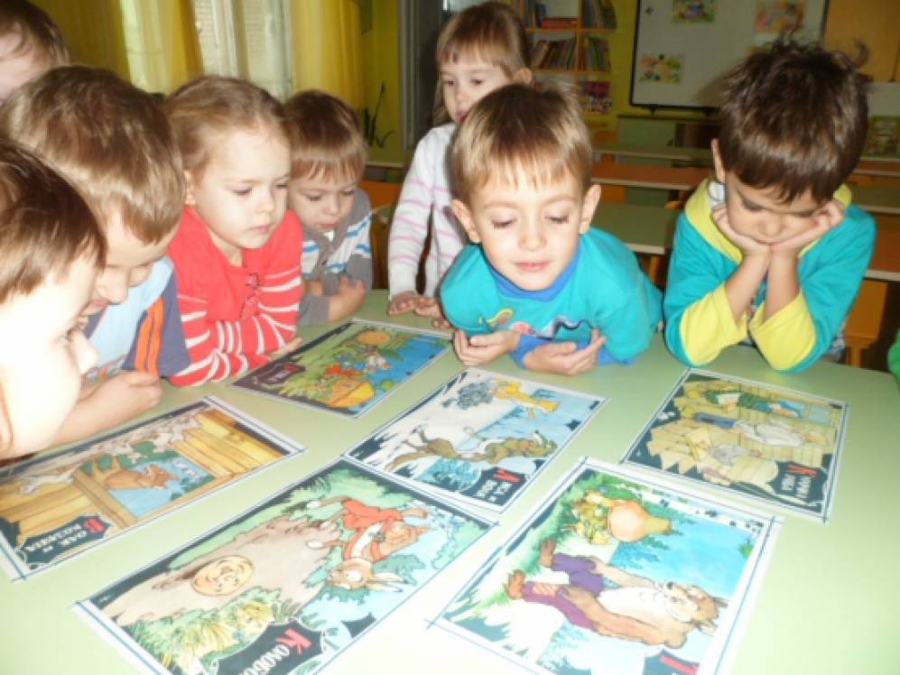 Художественное чтение в ясельной группе. Рассматривание иллюстраций с детьми. Дети рассматривают иллюстрации в детском саду. Рассматривание иллюстраций в до. Старшая подготовительная группа.