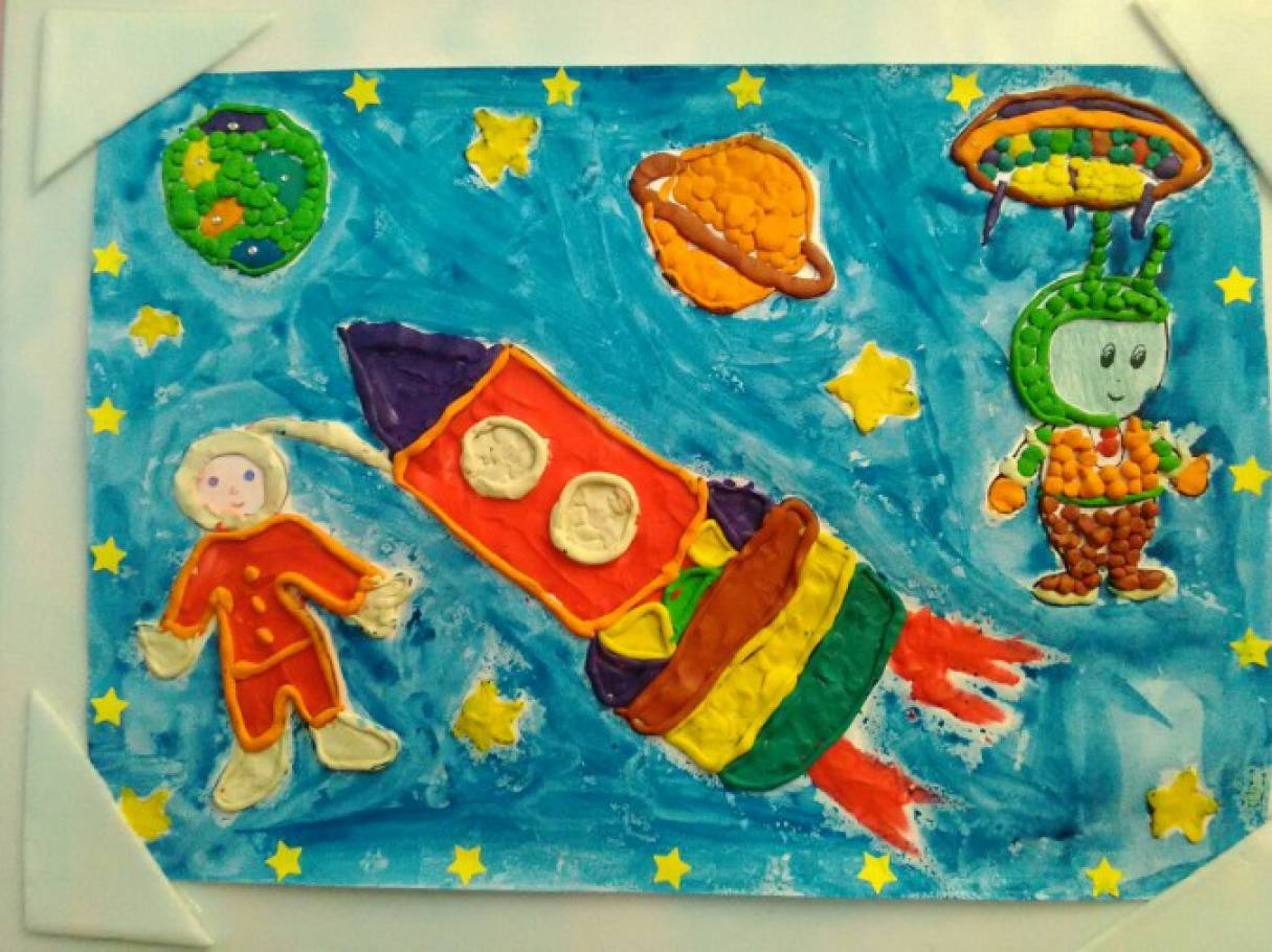 День космонавтики пластилином. Пластилин космос для детей. Панно ко Дню космонавтики. Рисование пластилином космос для детей. Пластилинография космос для дошкольников.
