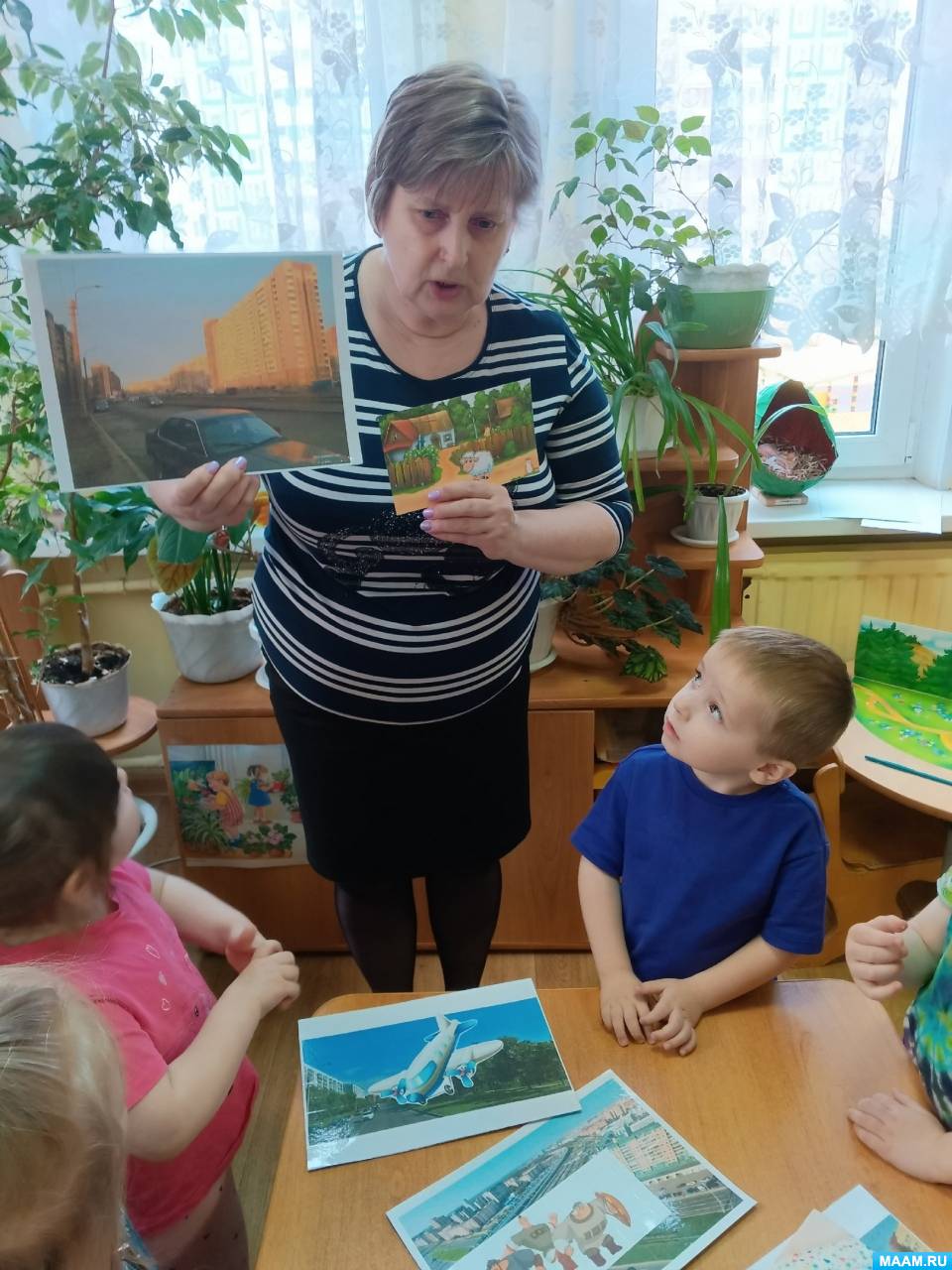 Смотреть фотографию №7 Фото №7 Спрашивает узнали ли дети кто к ним пришел Предлагает заглянуть в конверт достает оттуда письмо и читает детям