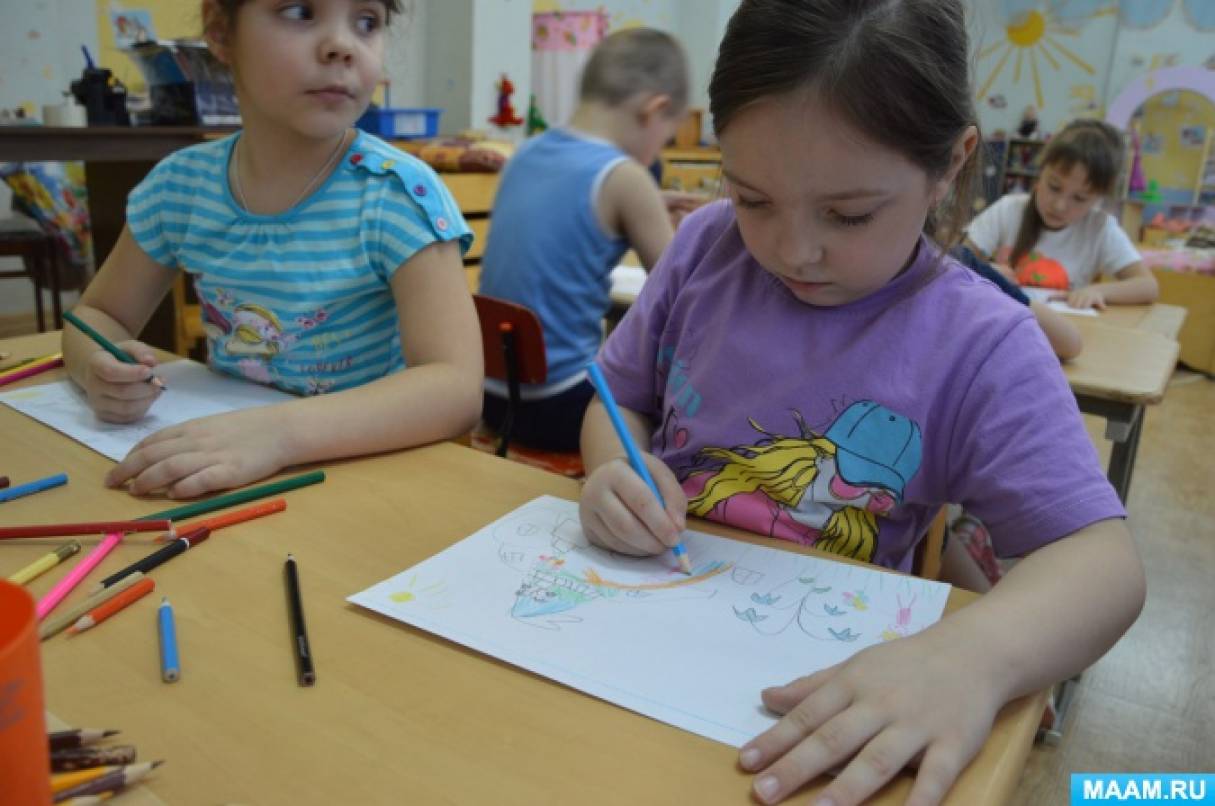 Художественная деятельность детей по мультикам. Аппликация с элементами рисования мама и я. Аппликация с элементами рисования мама и дочка. Фото дети старшей группы рисуют фломастерами вместе с родителями.