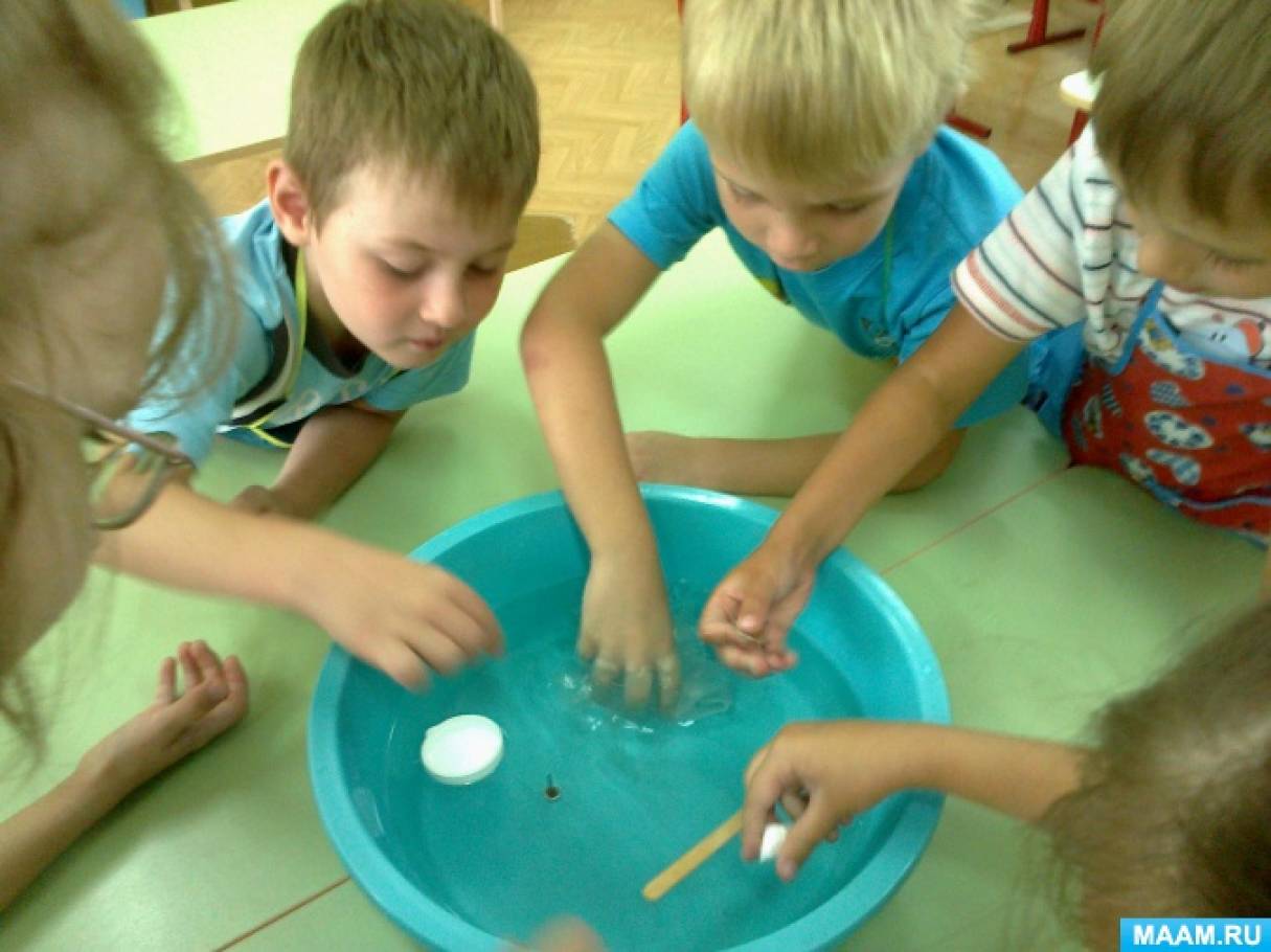 Занятие младшая группа день воды. Экспериментирование с водой. Экспериментирование с водой в детском саду. Эксперименты в младшей группе. Эксперименты с водой в подготовительной группе.