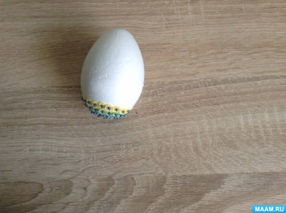 Большое яйцо из пенопласта. Яйцо на ножках поделка. Украшение яйца из пенопласта идеи. Поделки из яиц из пенопласта своими. Раскрасить яйцо из пенопласта своими руками.