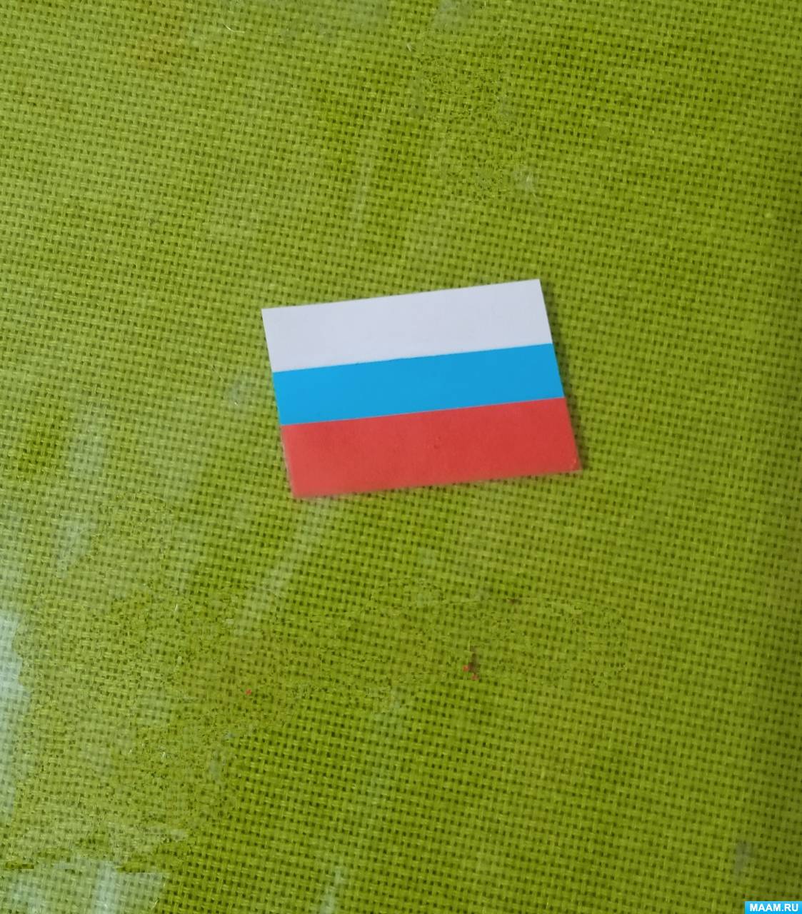 Смотреть фотографию №10 Фото №10 На внутренней стороне открытки приклеиваем половину цветной бумаги жёлтого цвета