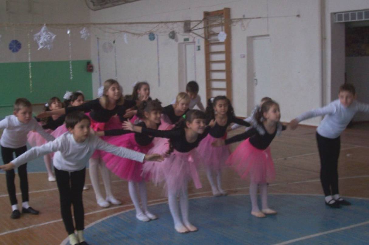 дши новоуральск хореографическое отделение. танцевальный кружок движение. фестивальная площадка тихвин. в танцевальном кружке занимаются 4 девочки и 4 мальчика. ритмические движения для детей.