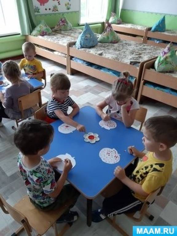 Фото «Рисование яблока ватными палочками»