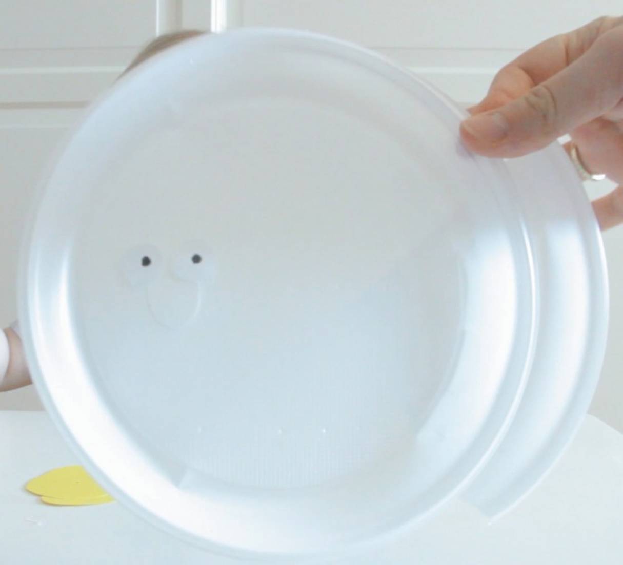 Золотая рыбка из одноразовой посуды. 