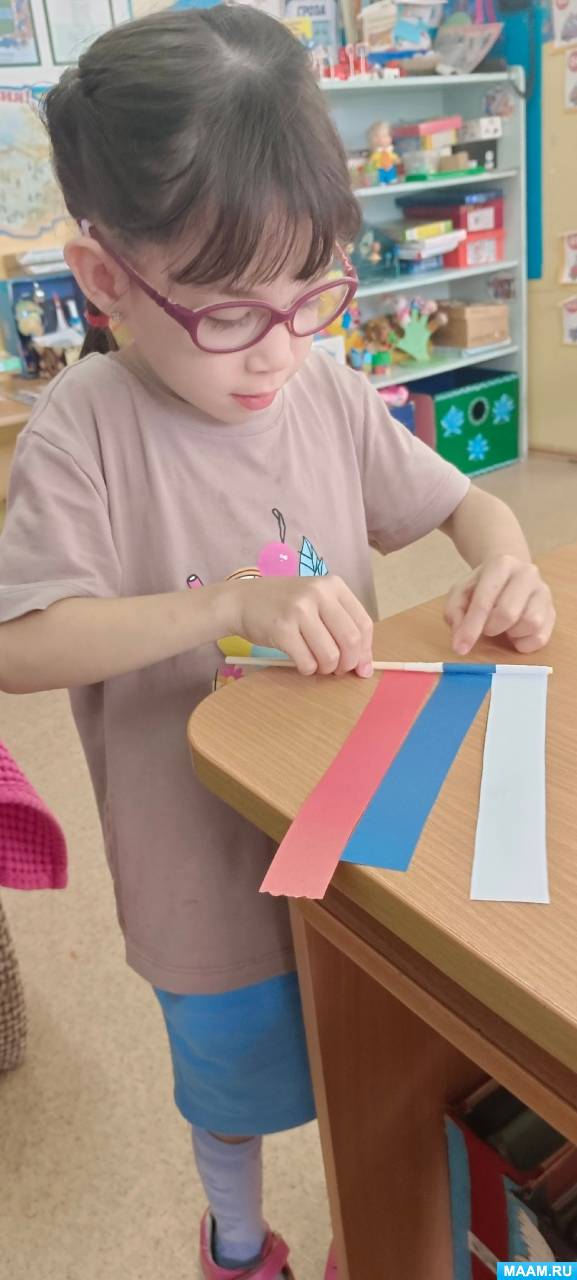 Смотреть фотографию №4 Фото №4 Публикация Детский мастер класс по изготовлению атрибута к празднику Флаг России размещена в разделах Моя Родина Россия Россия