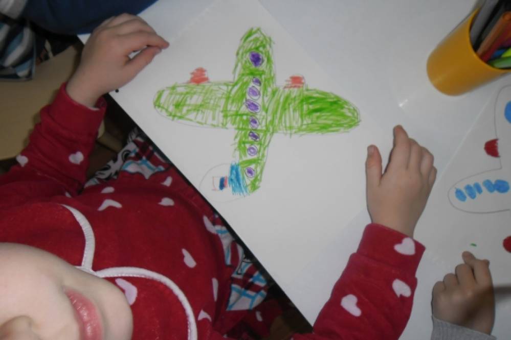 Рисование самолеты летят облаках средней группы. Комарова рисование самолеты летят. Рисование самолет средняя группа. Рисование самолета в младшей. Рисование самолетика в средней группе детсада.