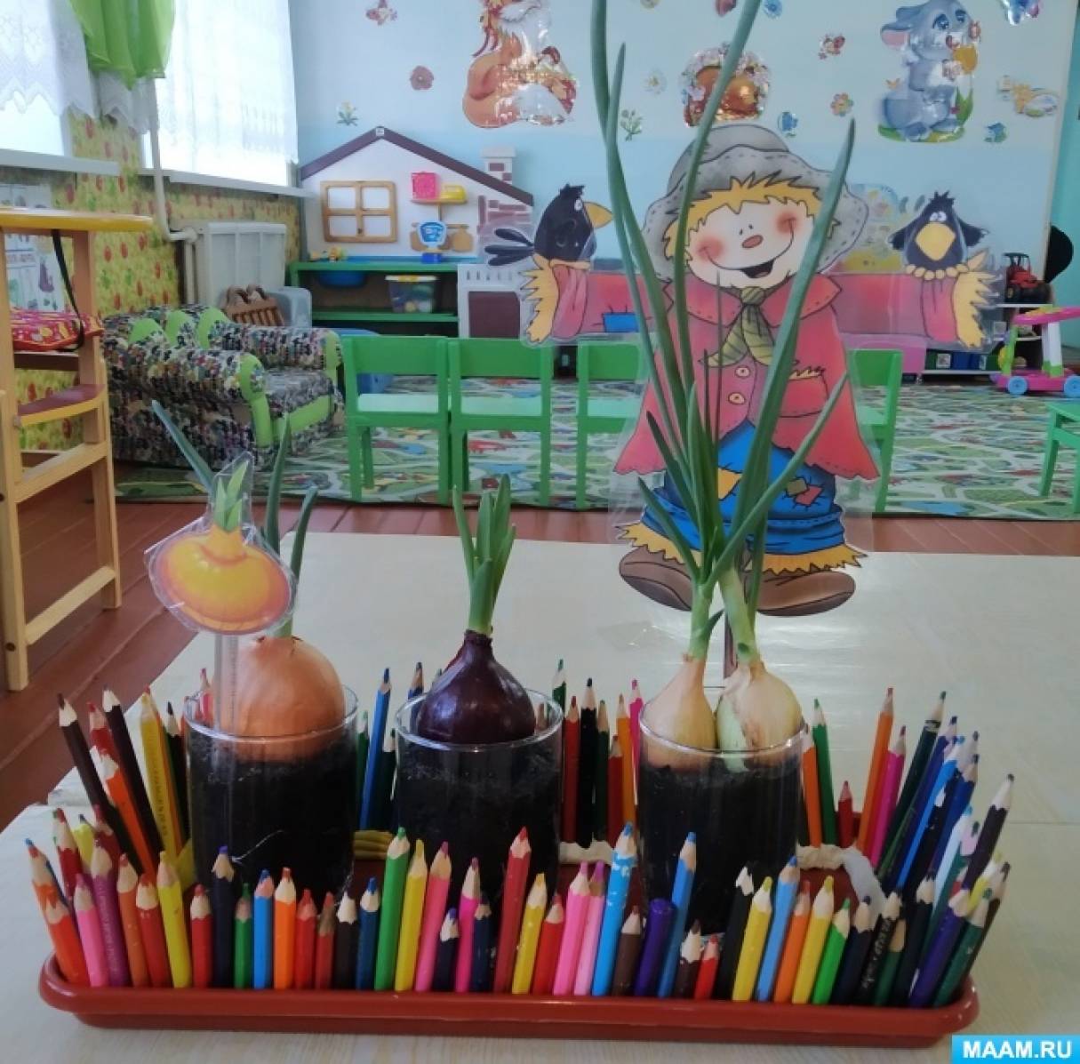 Оформление огорода на окне «Заборчик из маленьких цветных карандашей» с детьми раннего возраста