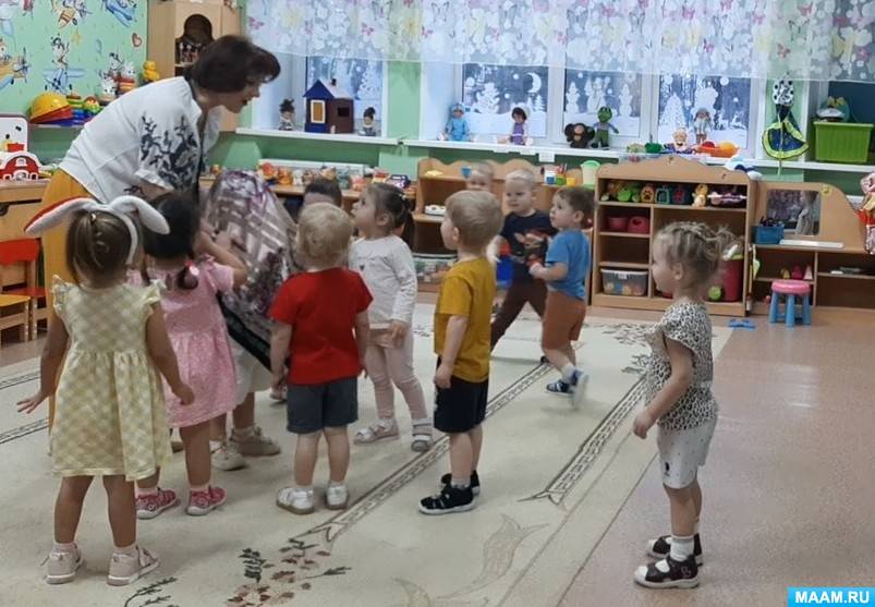Подвижная коммуникативная игра для раннего и младшего дошкольного возраста «Платочек»