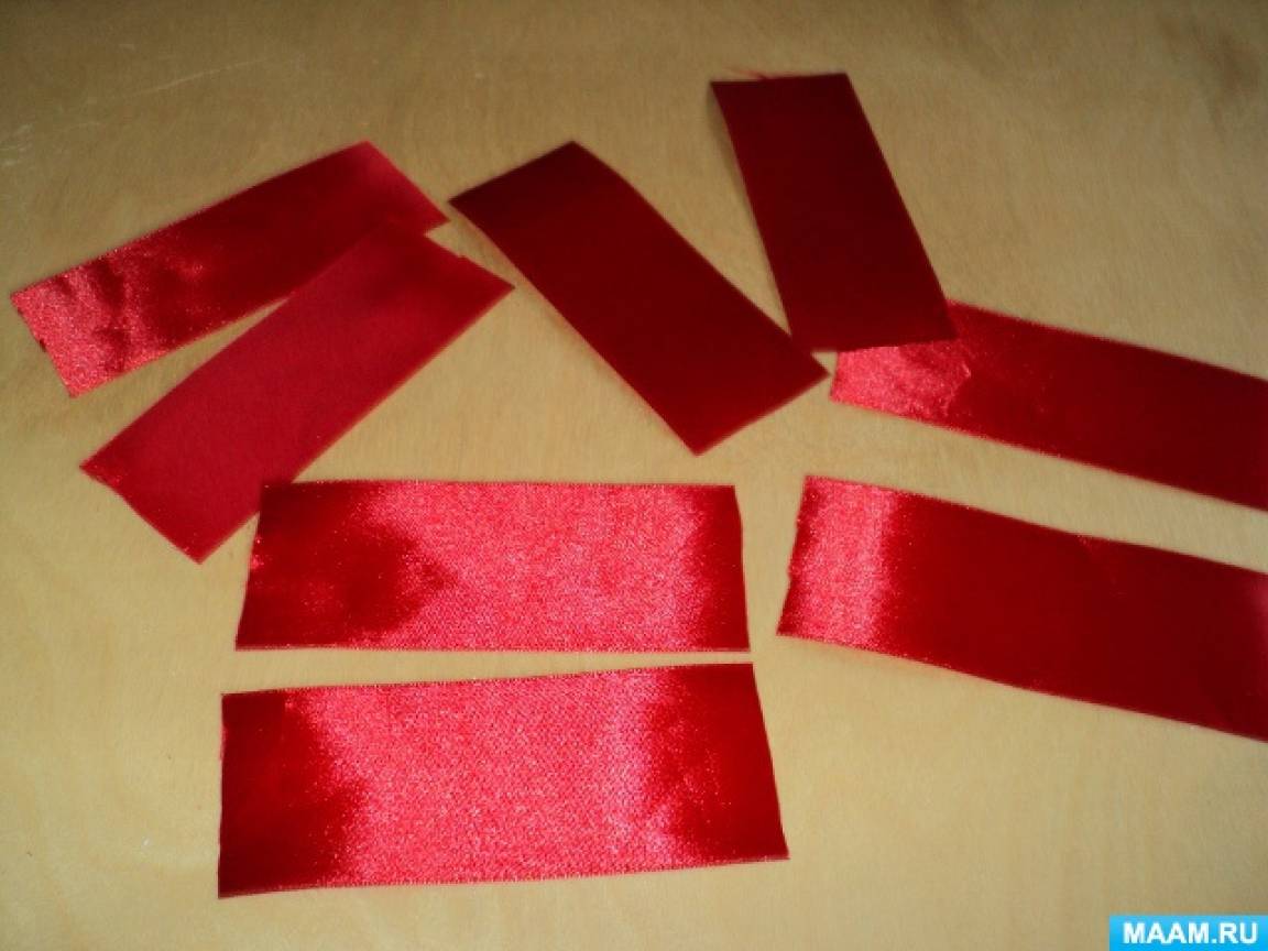 Ленту разрезали на 16 кусков. Ленты нарезанные. Нарезать ленточки из бумаги. Скотч нарезанный. Нарезать ленту из ткани.