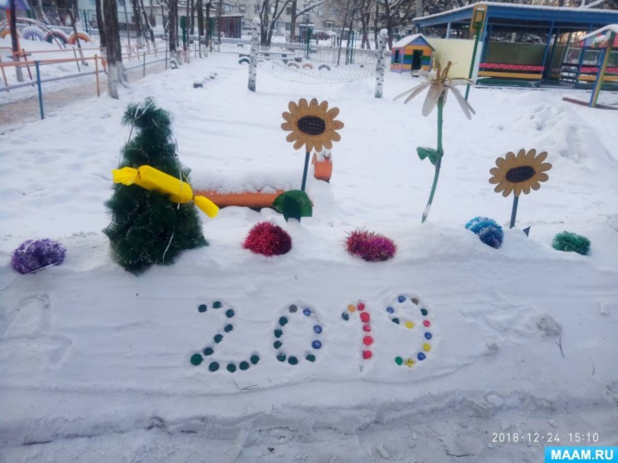 Смотреть фотографию №3 Фото №3 Из пробок выложили год по всему периметру развесили гирлянды из конфет