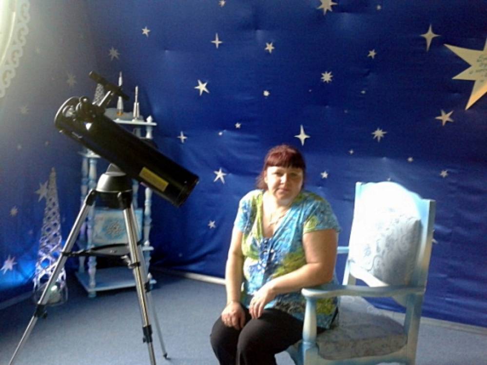 Смотреть фотографию №9 Фото №9 Настоящая Новогодняя красавица стоит рядом с домом Деда Мороза