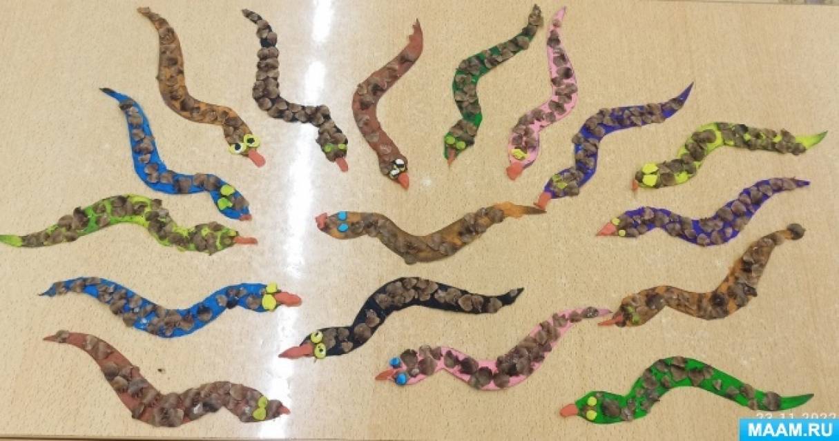 Мастер-класс по пластилинографии с использованием чешуек елочных шишек «Змейка»