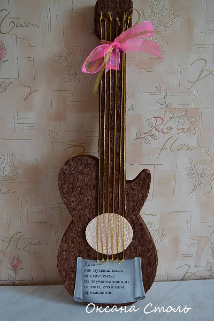 Картонная гитара для маленьких музыкантов.