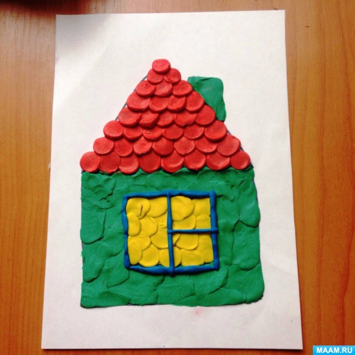 Пластилиновый налеп «Веселые домики». Работы детей средней группы (4–5 лет) в рамках изучения темы «Семья»