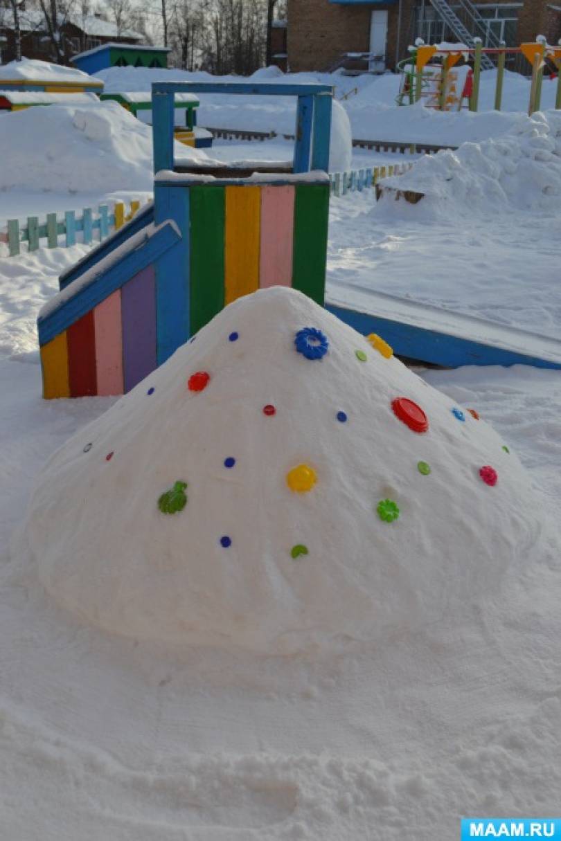 Украшение зимнего участка в детском саду. Зимний участок в детском саду. Нежные постройки в детском саду. Зимние участки в доу. Площадка из снега в детском саду.