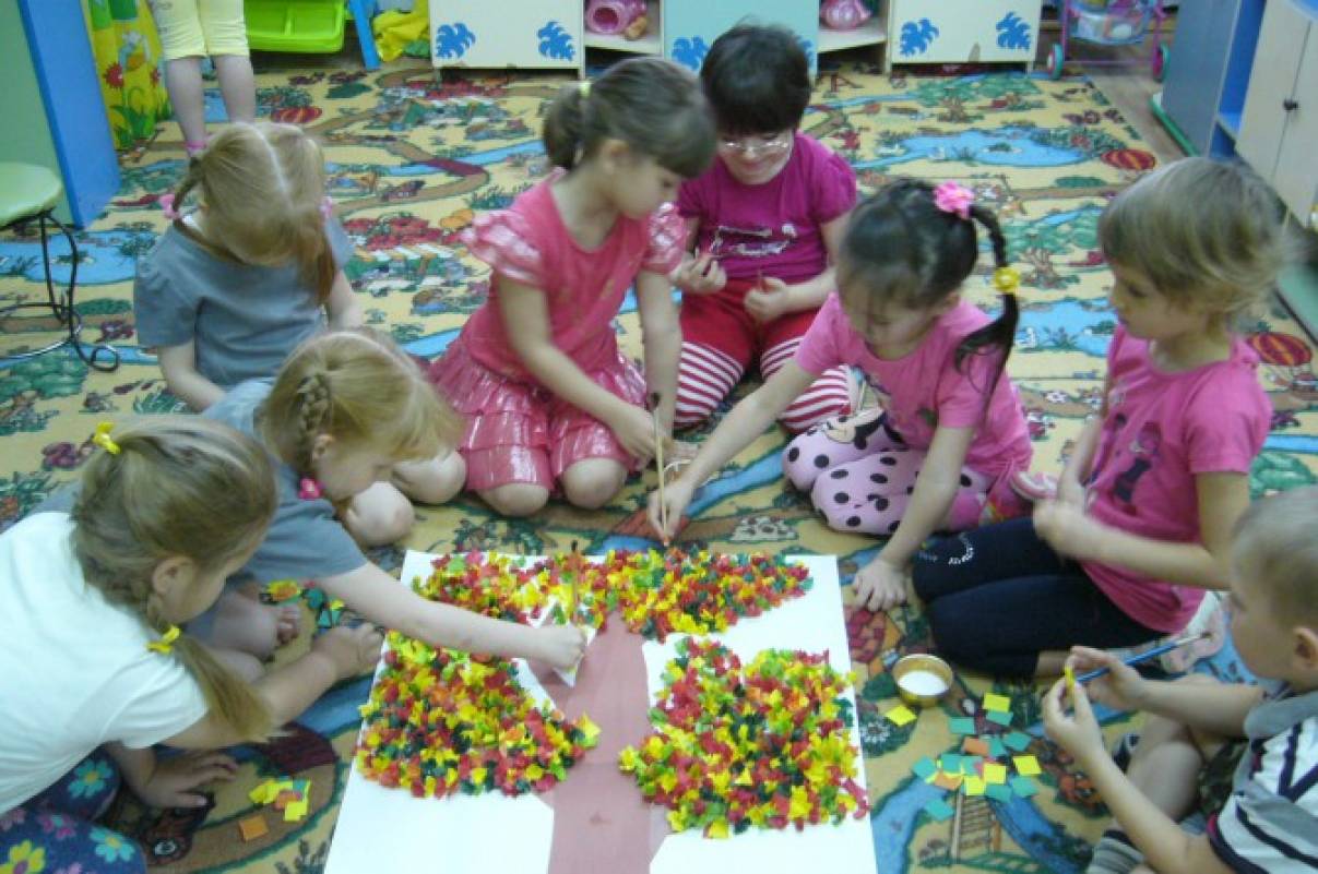 Игры младшая и средняя группа. Дети младшей группы. Творческие занятия в детском саду. Интересное занятие для детей в детском садике. Занятия в младшей группе детского сада.
