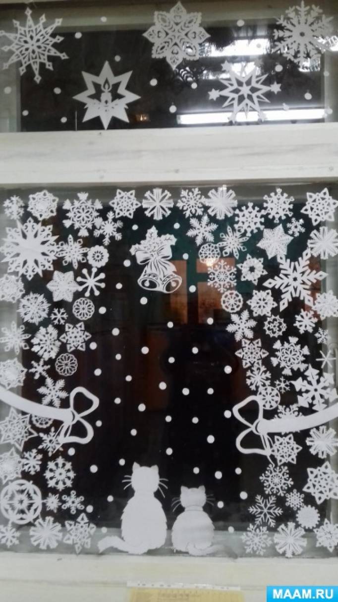 Зимнее украшение окон «Занавески из снежинок»
