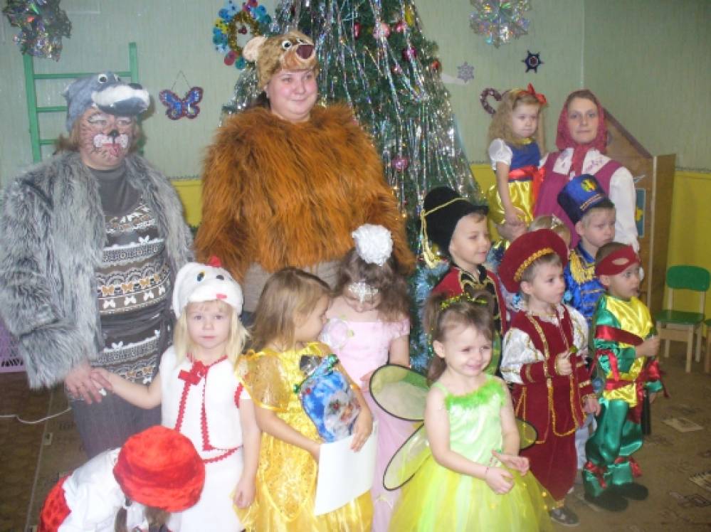 Сценарий новогоднего праздника в разновозрастной группе «В гостях у Маши и медведя»