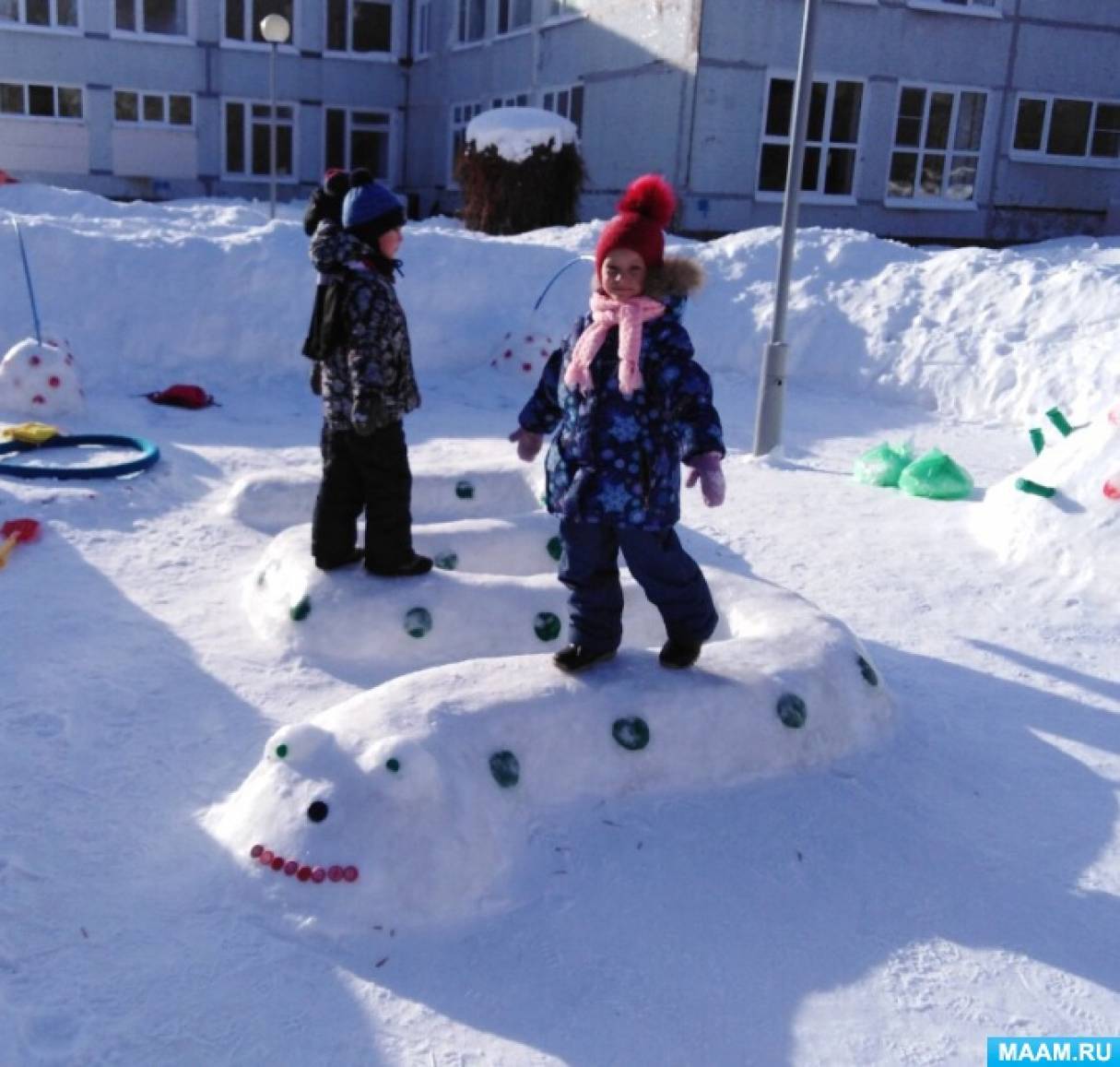 Снежный участок в детском саду. Снежные скульптуры в детском саду. Постройки на участке детского сада зимой. Зимние участки в доу. Украшение снежных фигур в детском саду.