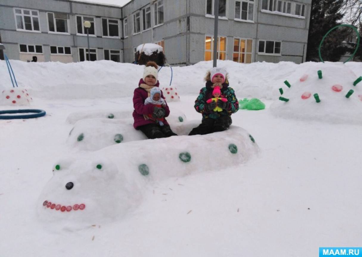 Гусеница из снега в детском. Фигуры из снега гусеница. Гусеница из снега в детском. Гусеничка из снега. Зимний участок в детском саду.
