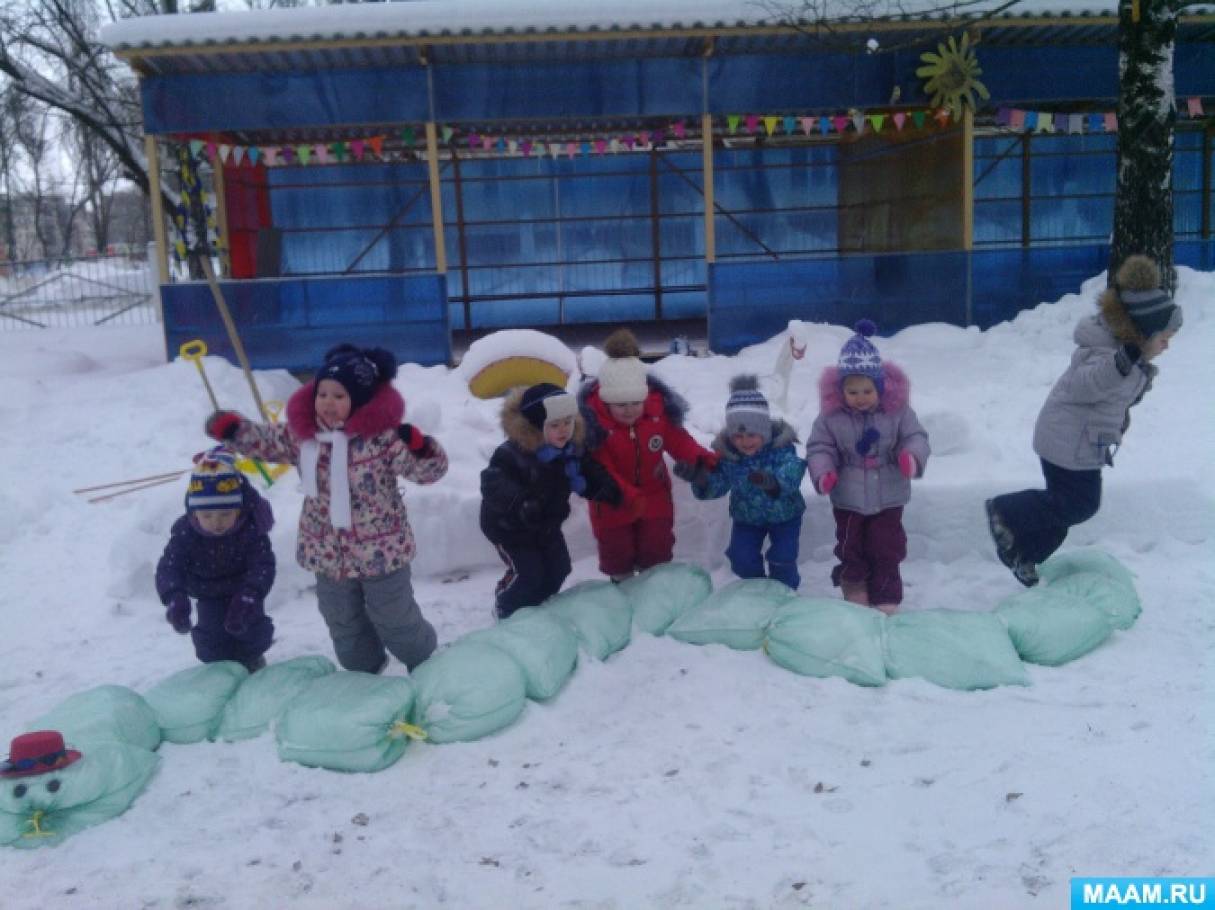 Игры на прогулке 2 младшая группа. Зимние развлечения на свежем воздухе для детей. Зимние забавы в детском саду. Зимние забавы в детском саду на улице. Зимняя прогулка в детском саду.