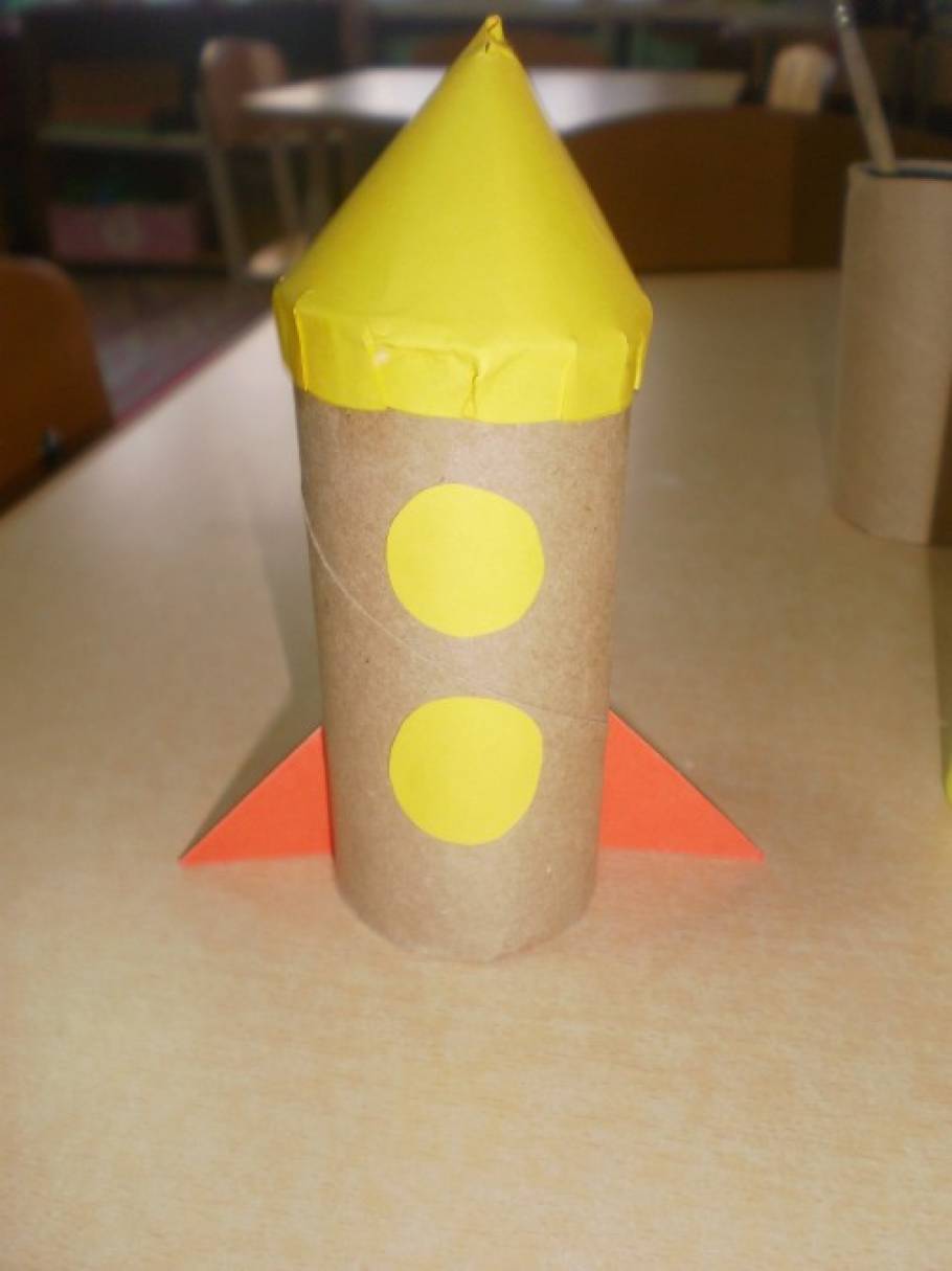 Ракета поделка в садик ко дню. Поделка ракета для детского сада из бросового материала. Ракета поделка для детей. Поделка ракета из бумаги. Ракета из втулки.