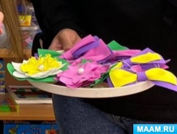 Мастер-класс для родителей по изготовлению цветов-заколок и галстуков-бабочек из фоамирана