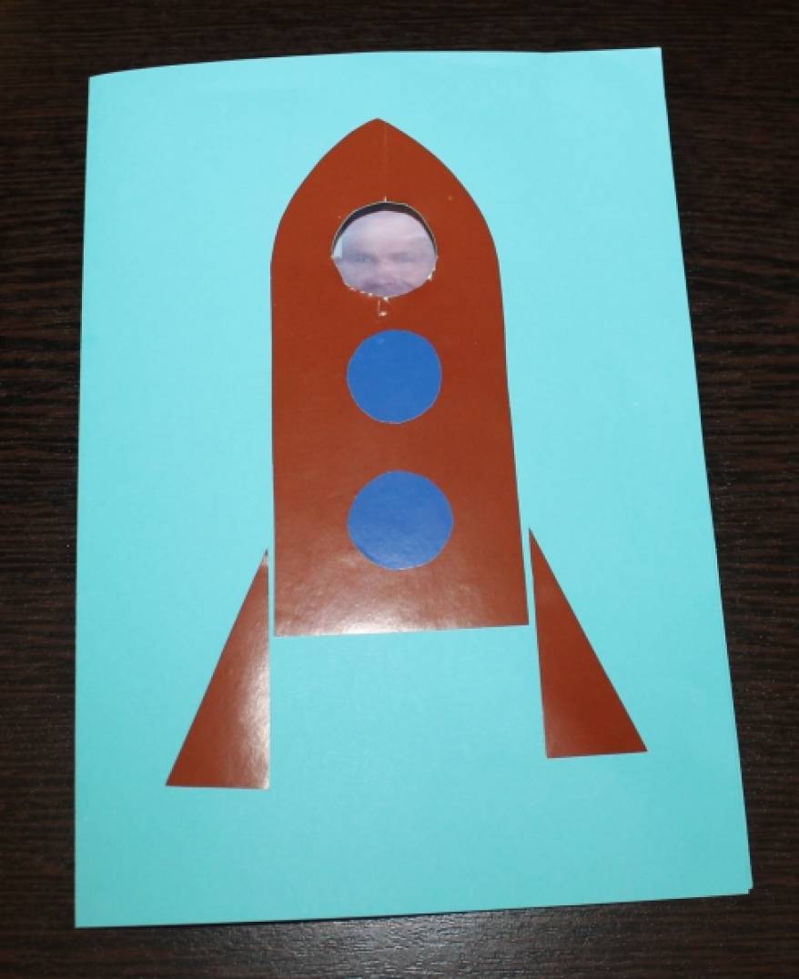 Ракета из цветного картона. Ракета поделка. Ракета поделка для детей. Ракета из бумаги для детей. Поделка ракета из бумаги.