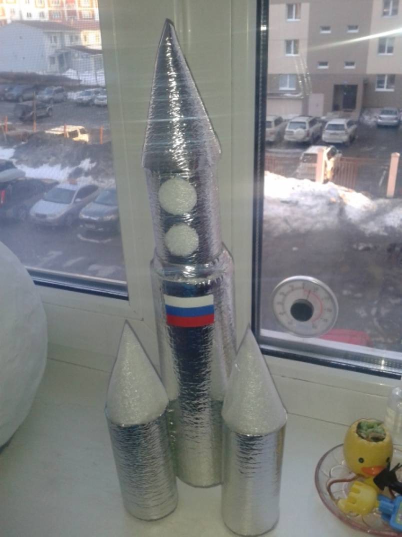 Ракета из бутылки ко дню космонавтики. Ракета поделка. Космическая ракета поделка. Макет ракеты из бутылки. Космическая ракета из подручных материалов.