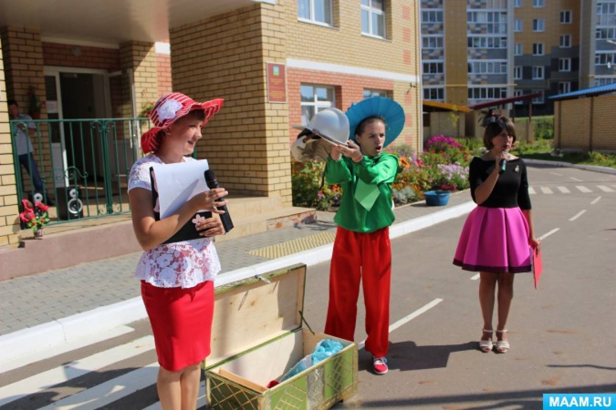 Смотреть фотографию №4 Фото №4 Королева поприветствовала малышей и выразила восхищение изобилием и разнообразием шляп детей сказав что таких шляп она не видела даже в своём шляпном королевстве