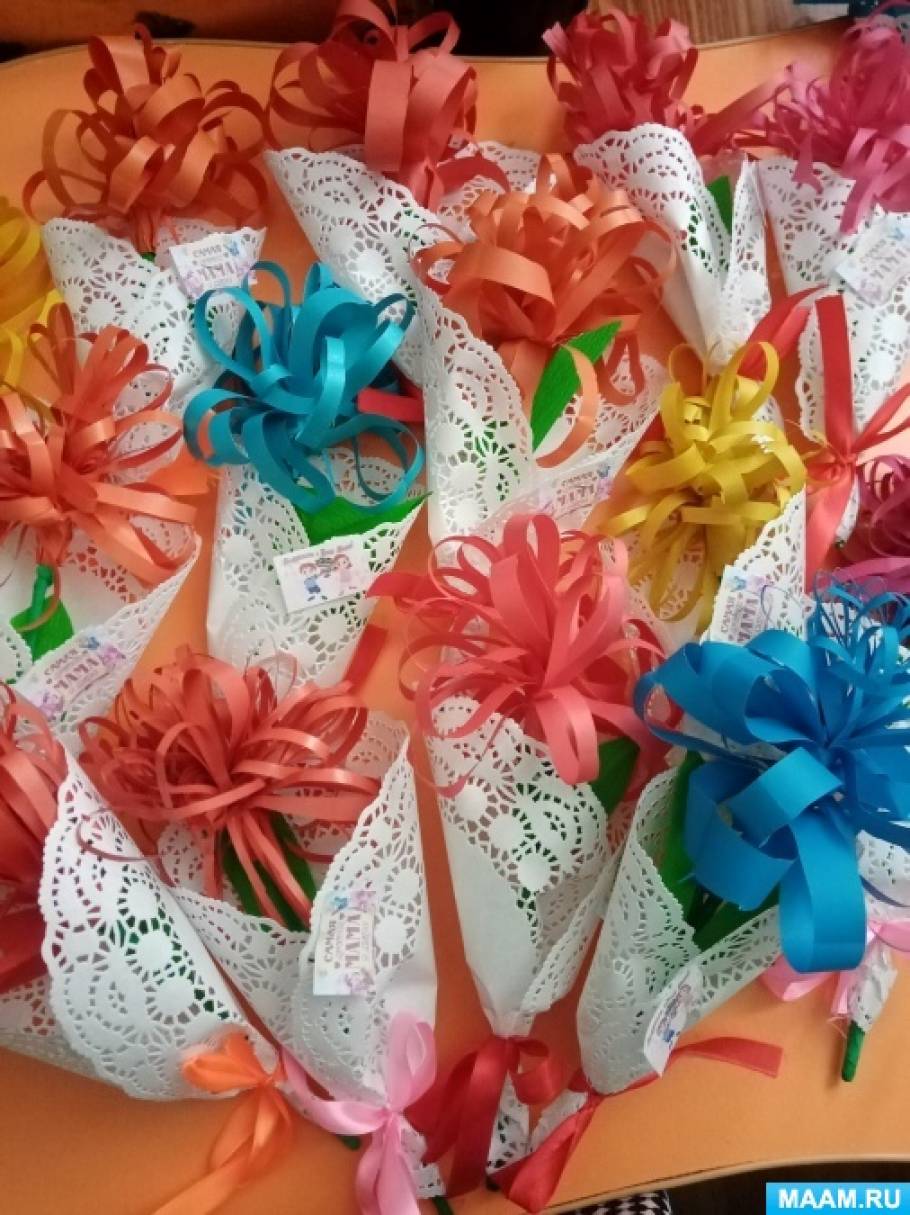 Мастер-класс по изготовлению поделки из цветной бумаги «Подарю я мамочке цветочек»