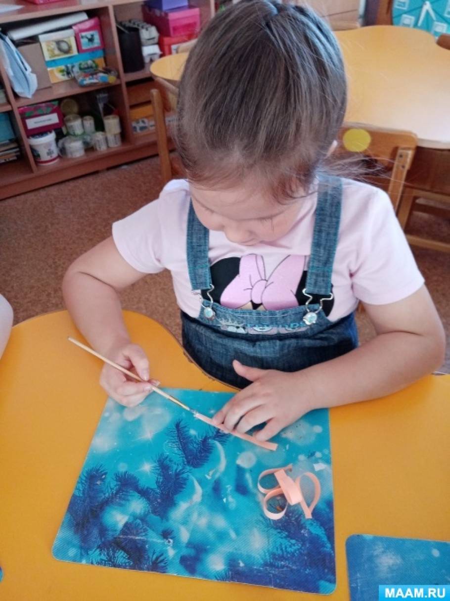 Конспект НОД по аппликации в средней группе «Вырезывание и наклеивание красивого цветка в подарок маме и бабушке». Воспитателям детских садов, школьным учителям и педагогам - Маам.ру