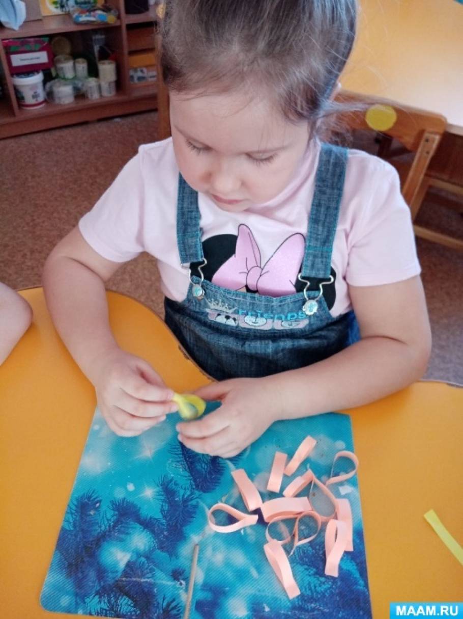 Конспект НОД по аппликации в средней группе «Вырезывание и наклеивание красивого цветка в подарок маме и бабушке». Воспитателям детских садов, школьным учителям и педагогам - Маам.ру