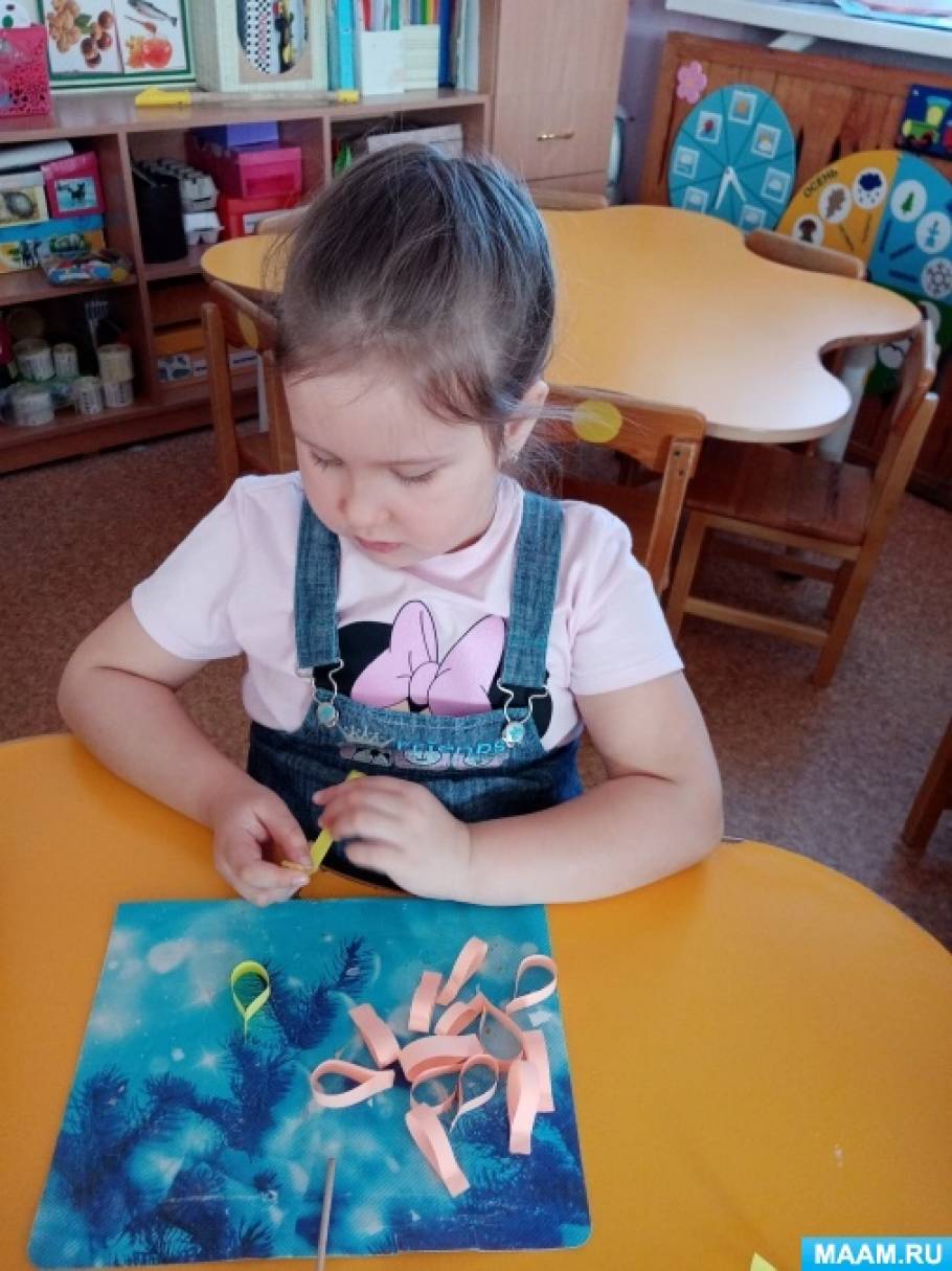 Конспект НОД по аппликации в средней группе «Вырезывание и наклеивание красивого цветка в подарок маме и бабушке». Воспитателям детских садов, школьным учителям и педагогам - Маам.ру