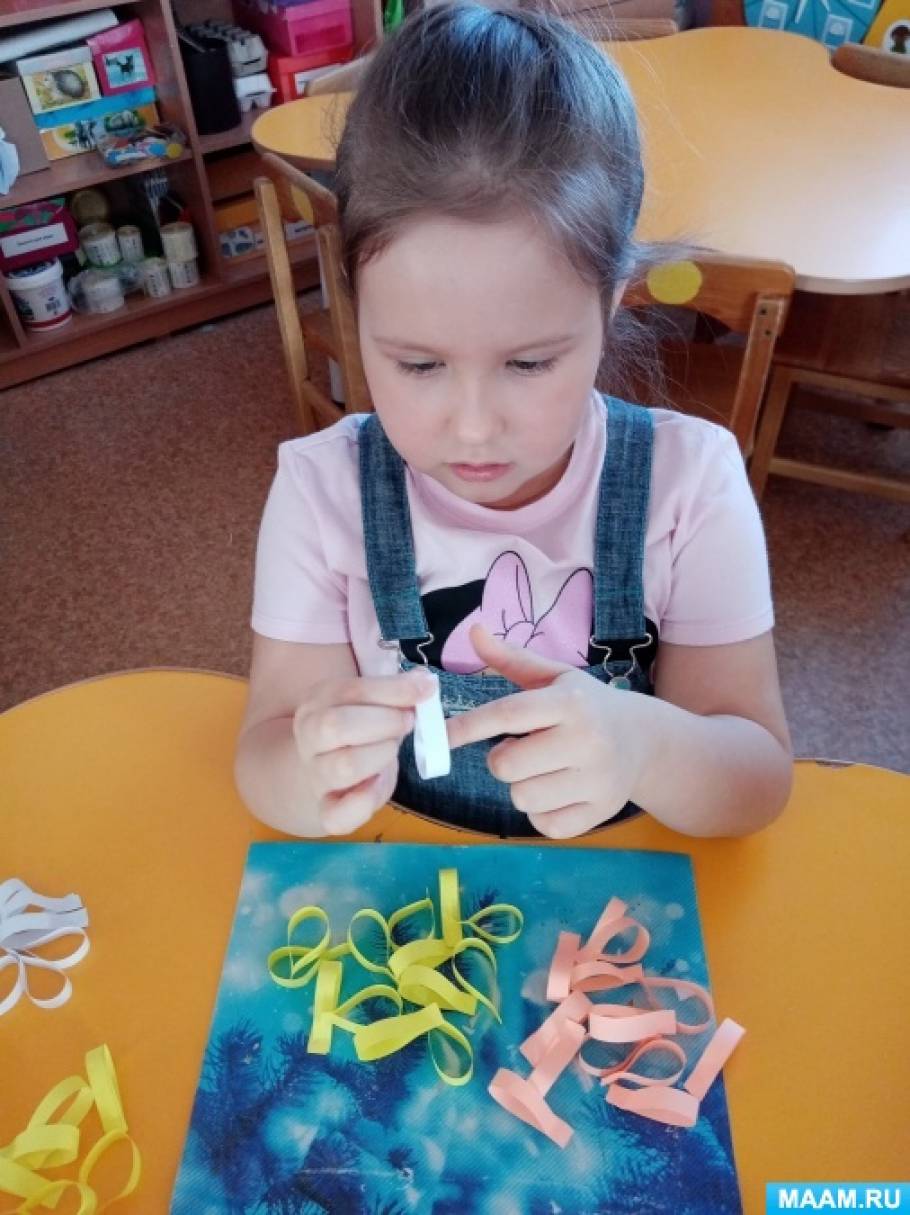 Конспект НОД по аппликации в средней группе «Вырезывание и наклеивание красивого цветка в подарок маме и бабушке». Воспитателям детских садов, школьным учителям и педагогам - Маам.ру