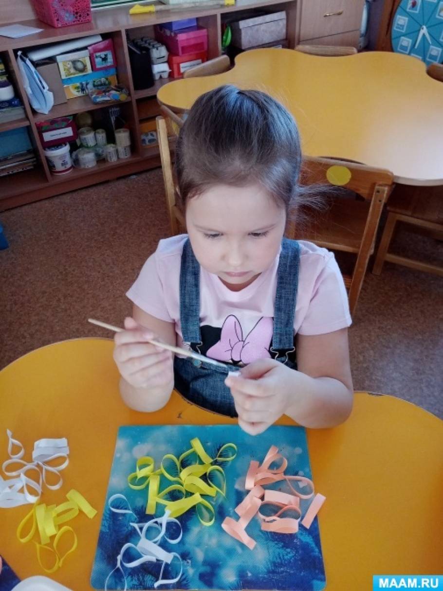 Конспект НОД по аппликации в средней группе «Вырезывание и наклеивание красивого цветка в подарок маме и бабушке». Воспитателям детских садов, школьным учителям и педагогам - Маам.ру