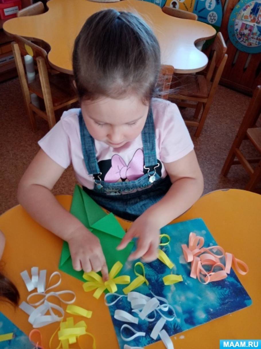 Конспект НОД по аппликации в средней группе «Вырезывание и наклеивание красивого цветка в подарок маме и бабушке». Воспитателям детских садов, школьным учителям и педагогам - Маам.ру