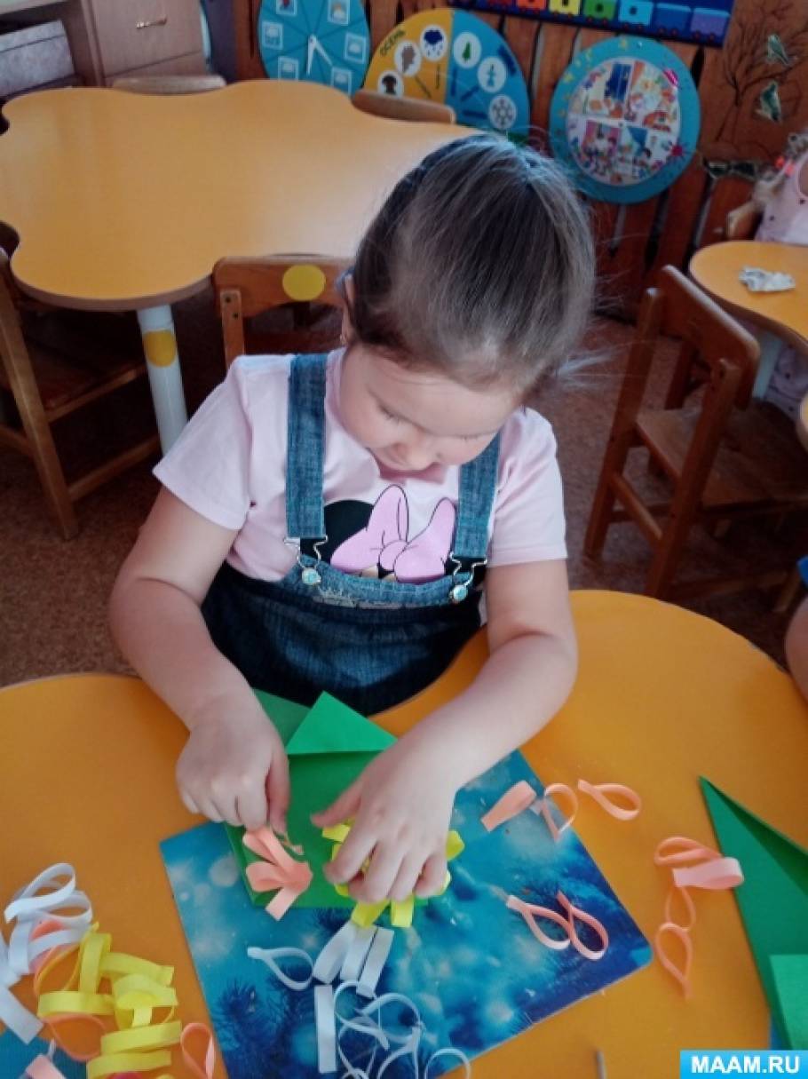 Конспект НОД по аппликации в средней группе «Вырезывание и наклеивание красивого цветка в подарок маме и бабушке». Воспитателям детских садов, школьным учителям и педагогам - Маам.ру