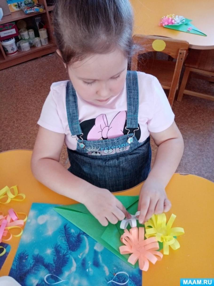 Конспект НОД по аппликации в средней группе «Вырезывание и наклеивание красивого цветка в подарок маме и бабушке». Воспитателям детских садов, школьным учителям и педагогам - Маам.ру