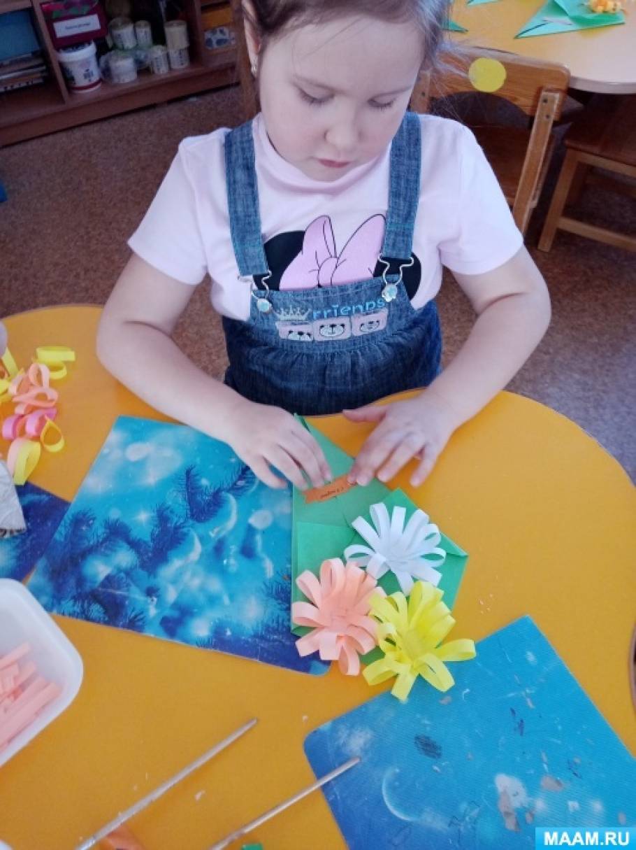 Конспект НОД по аппликации в средней группе «Вырезывание и наклеивание красивого цветка в подарок маме и бабушке». Воспитателям детских садов, школьным учителям и педагогам - Маам.ру