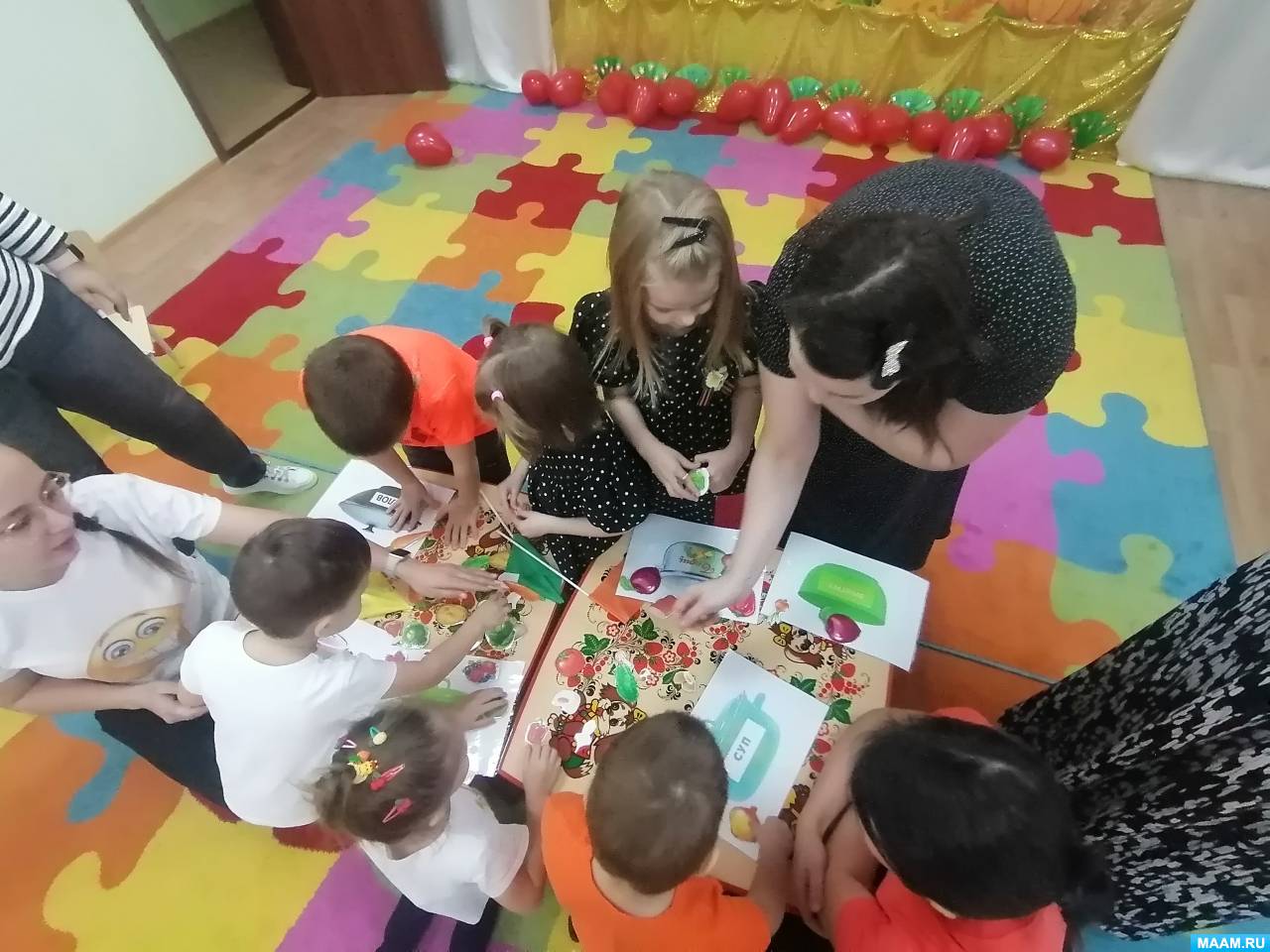 Смотреть фотографию №6 Фото №6 Под музыку дети и родители зашли в зал