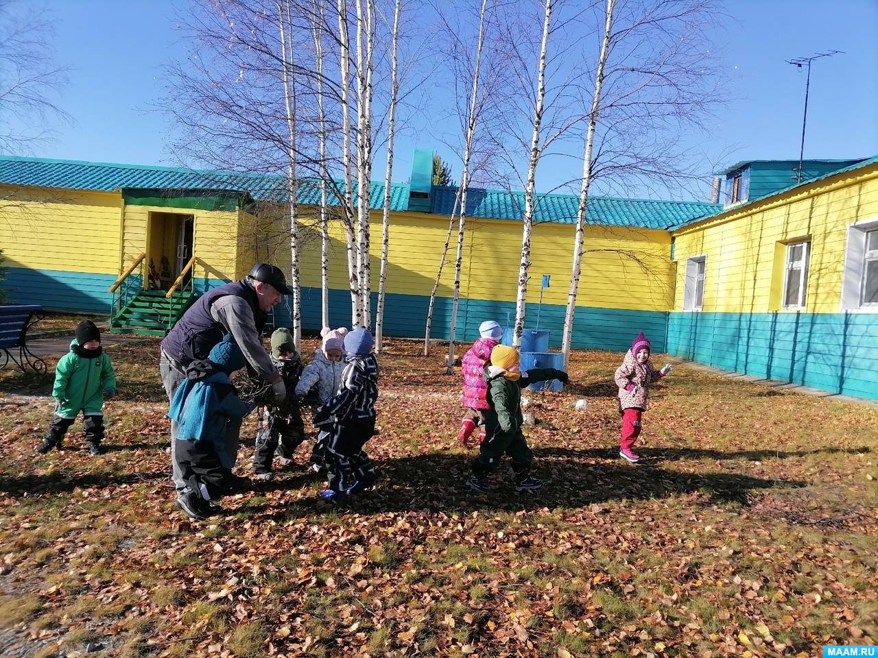 Фотоотчет о прогулке «Помощь дворнику» в средней группе
