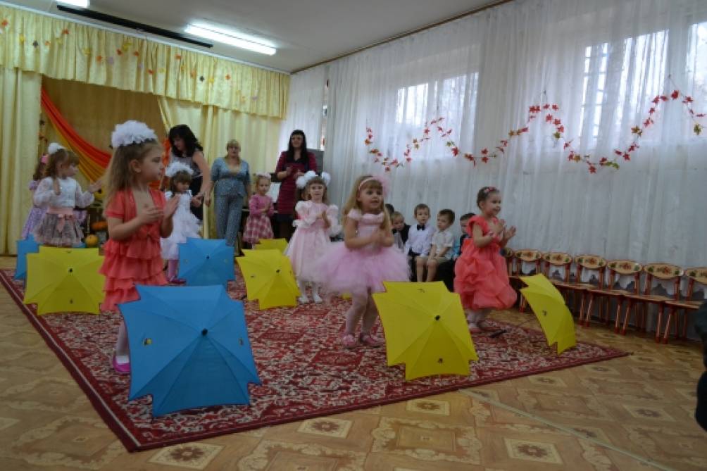 Смотреть фотографию №2 Фото №2 Средняя группа средняя группа Дети заходят парами и через середину выстраивают полукруг